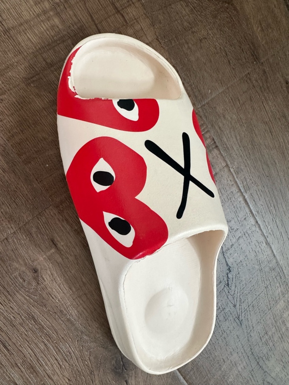 Heart and eye men’s slides size 10 - Picture 3 of 5